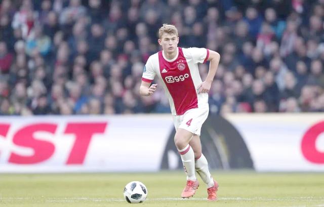 西甲倒计时，阿贾克斯转会期外线爆发，细节引发关注，媒体盛赞，赛季目标并未改变的简单介绍