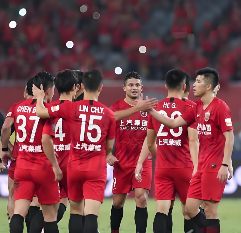 包含赛地聚焦：亚冠冲刺阶段热度飙升；山东泰山复出首秀；引发热议；年轻球员得到机会的词条